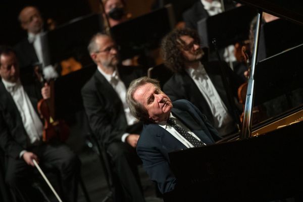 Piano master's friendship and love